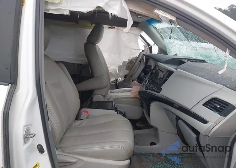 2013 Toyota Sienna Le V6 8 Passenger z USA, uszkodzony, nr VIN 5TDKK3DC1DS296741